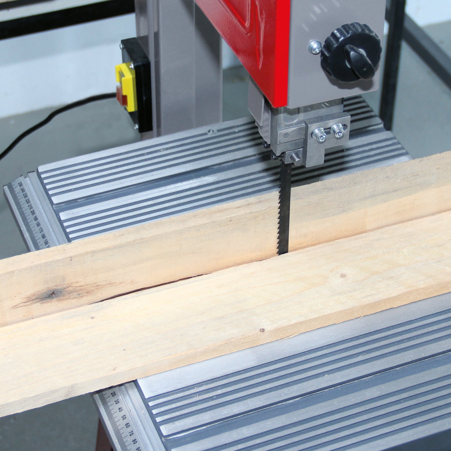 Fierastrau cu banda Einhell TC-SB 305 U, 750W, viteza a lamei de ferastrau 370-800 m/min, inaltime de taiere 170mm, masa de ferastrau inclinabila, opritoare paralele si unghiulare, cadru de baza