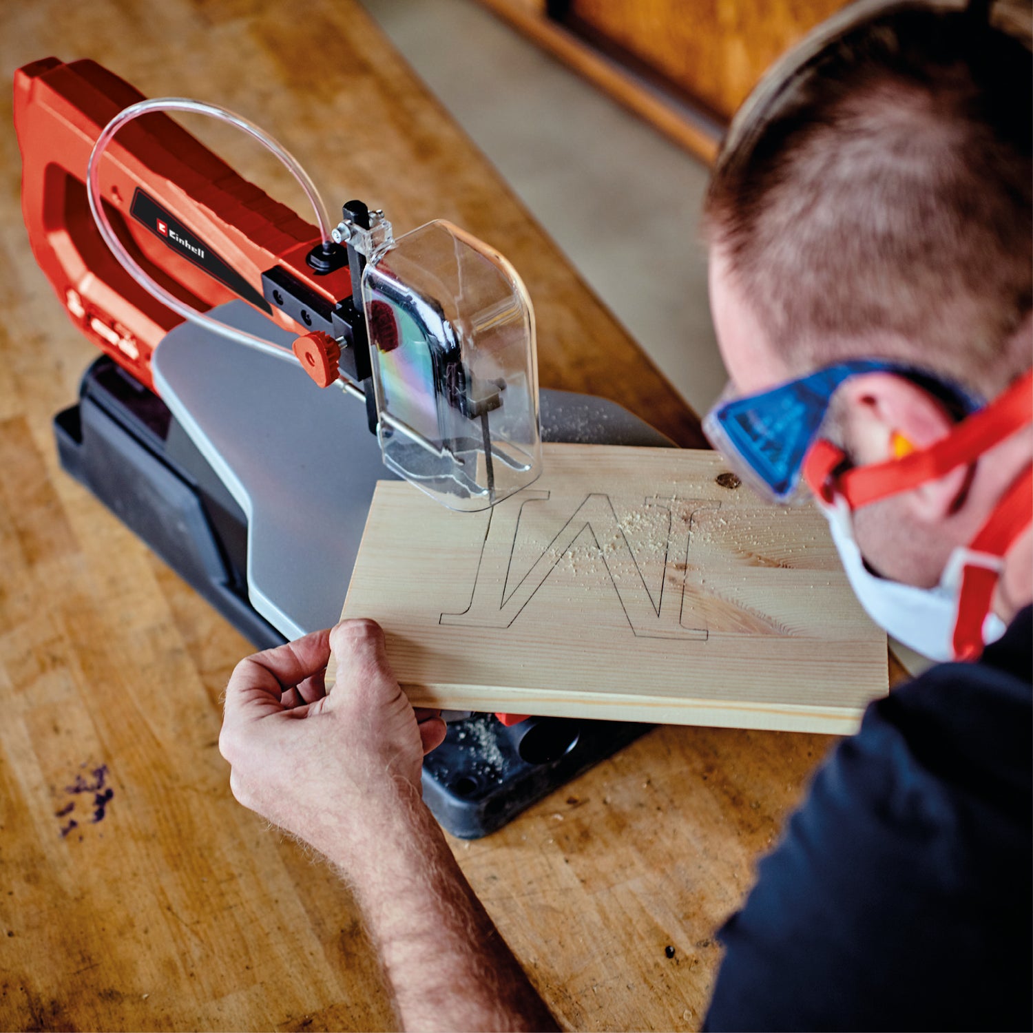 Fierastrau de traforaj Einhell TC-SS 405 E, cadru solid, masa metalica reglabila, clema pentru piesa, dispozitiv de prindere rapida, inclusiv lame de fierastrau