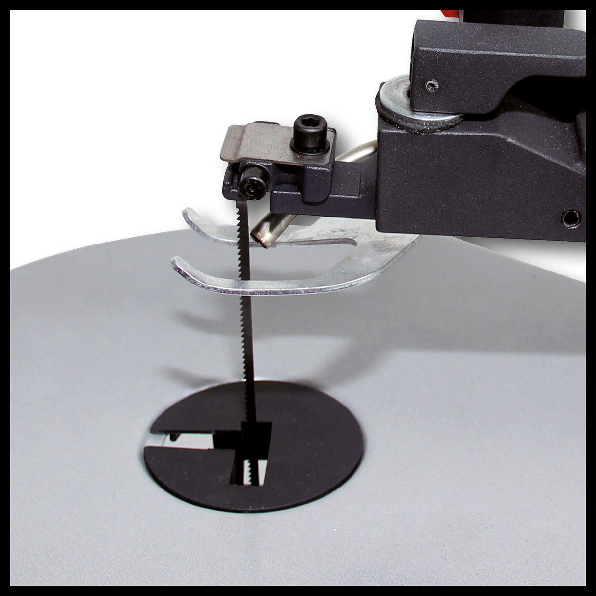 Fierastrau de traforaj Einhell TC-SS 405 E, cadru solid, masa metalica reglabila, clema pentru piesa, dispozitiv de prindere rapida, inclusiv lame de fierastrau
