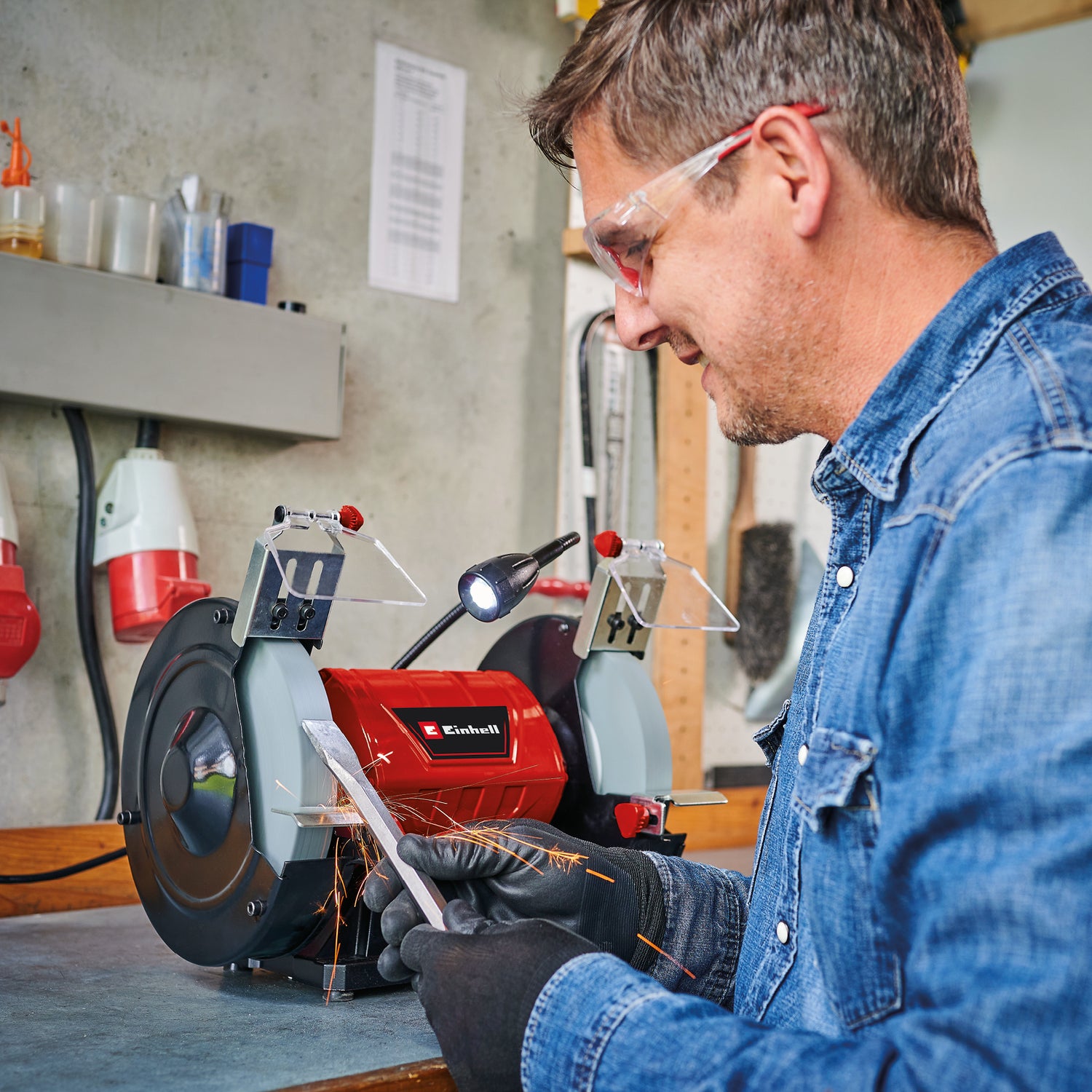 Polizor de banc cu disc dublu Einhell TC-BG 200 L (pentru corectii minore si majore, lumina flexibila, suporturi de lucru mari + reglabile, incl. disc de slefuit/slefuit grosier/fin K36/K60