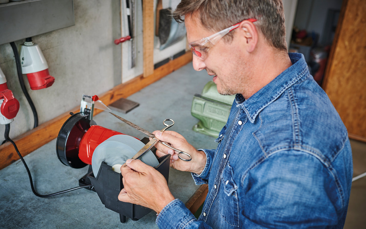 Polizor umed-uscat Einhell TC-WD 200/150, 250 W, pentru slefuire umeda si uscata, constructie metalica compacta, fereastra de protectie impotriva scanteilor, incl. discuri de slefuire grosiera si umeda