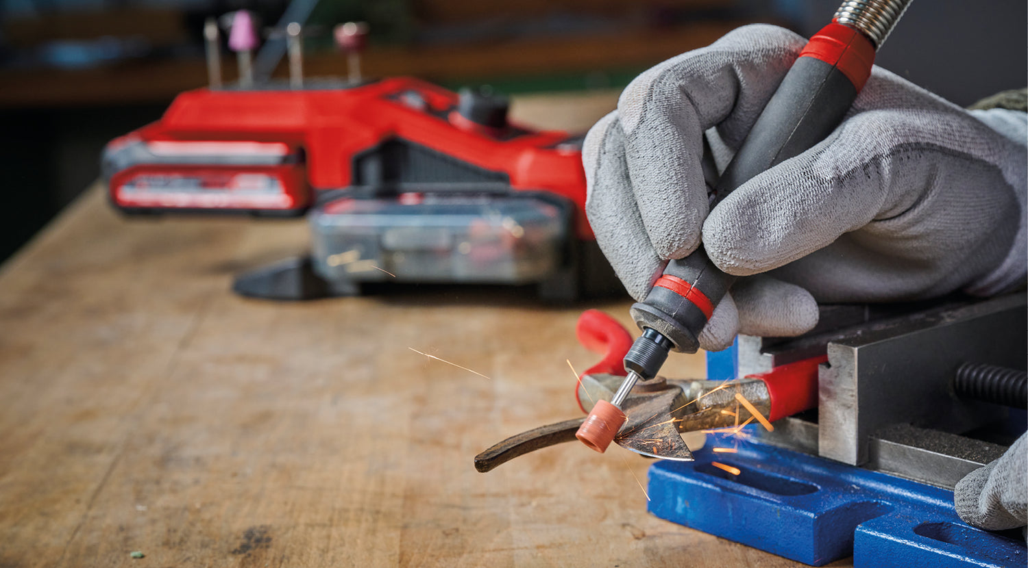 Unealta de slefuit/gravat cu acumulator Einhell TE-MT 18/34 Li Solo face parte din sistemul Power X-Change (18V, ax 92 cm cu varf de gravura, reglare viteza, set accesorii 55 piese, fara acumulator).