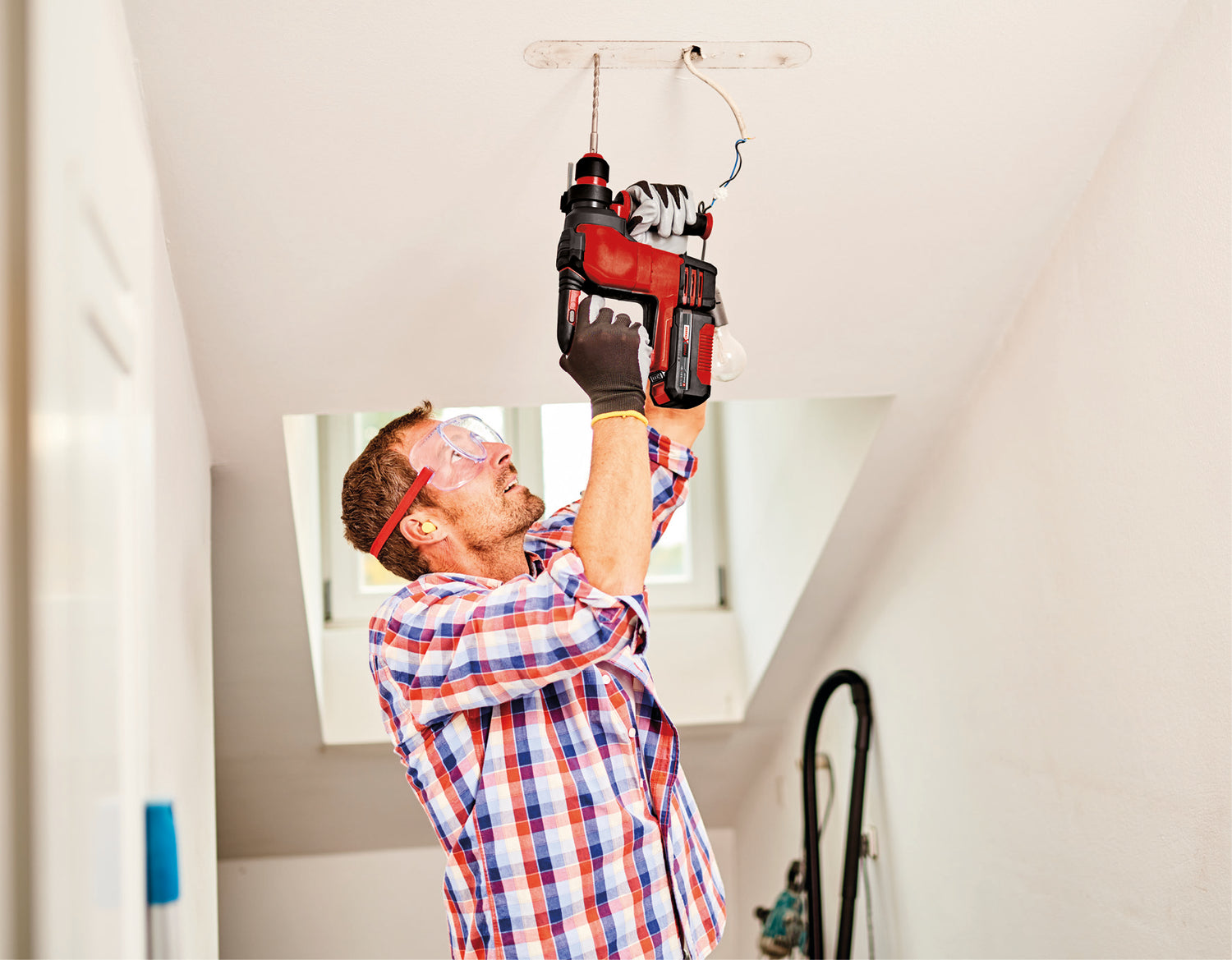 Einhell HEROCCO +5 akkus fúrókalapács, 1 x 3.0 AH Power X-Change Li-ion, 18V, 2.2 joule, 18 Nm, SDS Plus, 3.0 Ah akkumulátorral, töltővel, 3 fúróval, laposvésővel, éles vésővel, E-dobozzal együtt