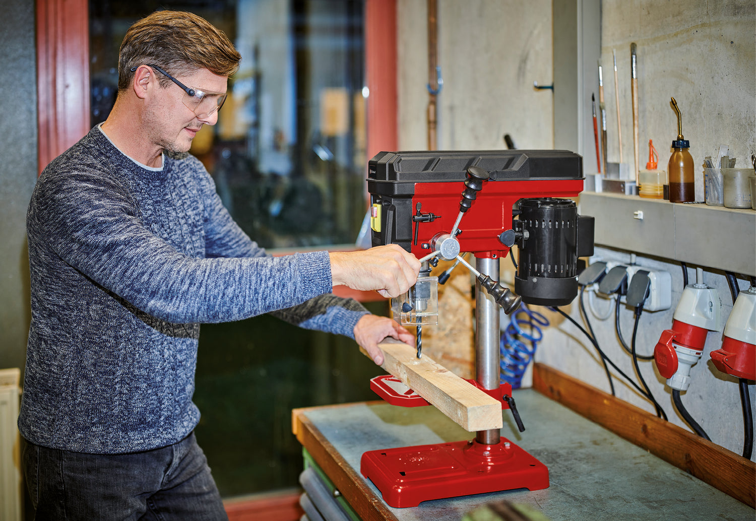 Masina de gaurit Einhell TC-BD 500, 500 W, pana la 2410 rpm, 9 setari de viteza, adancime maxima de gaurire 50 mm, opritor de adancime reglabil, masa de gaurit cu inclinare/rotire si reglare pe inaltime