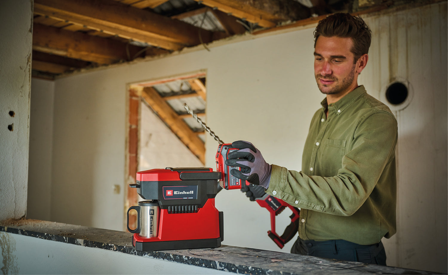 Cafetiera fara fir Einhell TE-CF 18 Li-Solo Power X-Change (18 V, rezervor de apa de 240 ml, pentru cafea filtrata si pad-uri de cafea, maner de transport, incl. cana cu capac, fara acumulator).