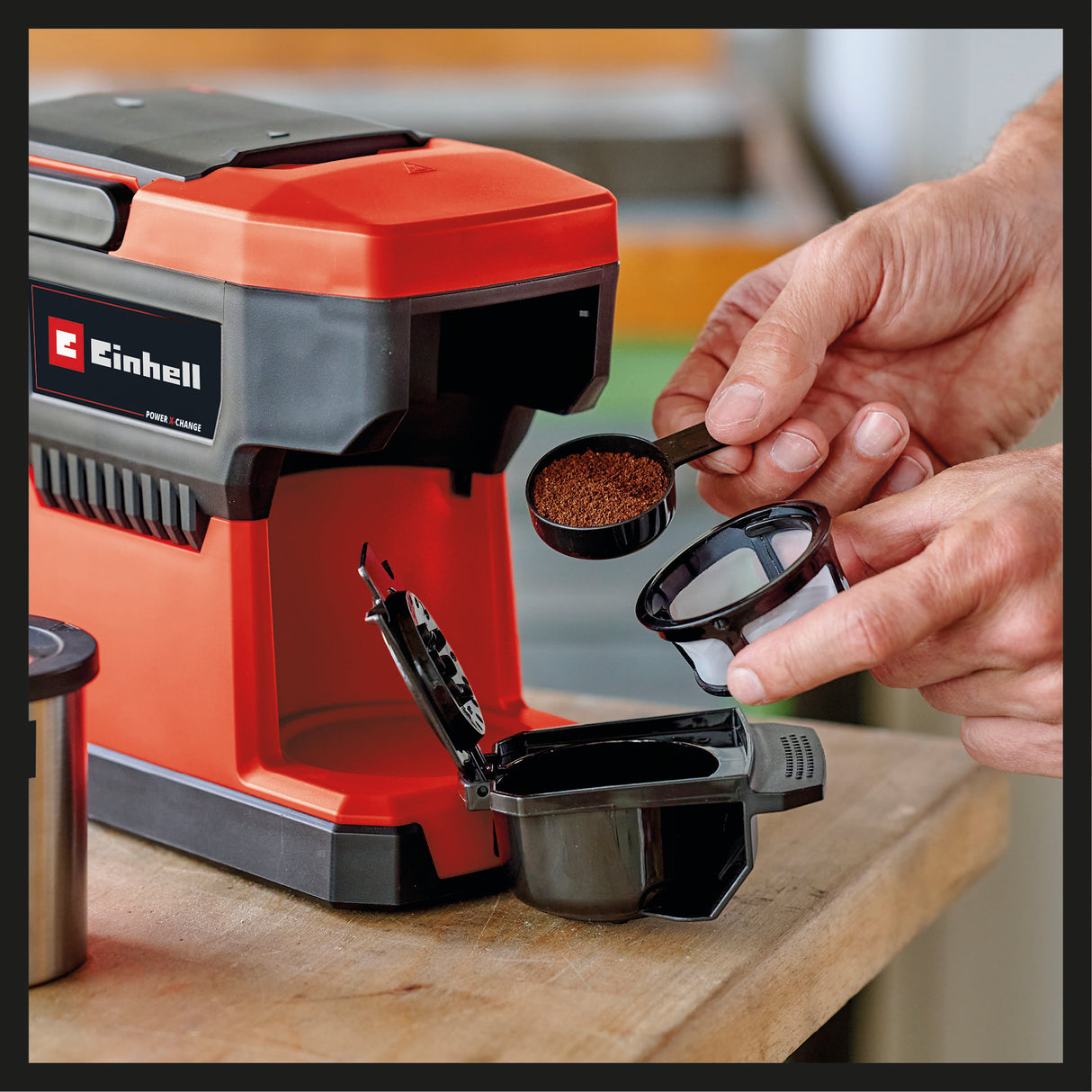 Cafetiera fara fir Einhell TE-CF 18 Li-Solo Power X-Change (18 V, rezervor de apa de 240 ml, pentru cafea filtrata si pad-uri de cafea, maner de transport, incl. cana cu capac, fara acumulator).