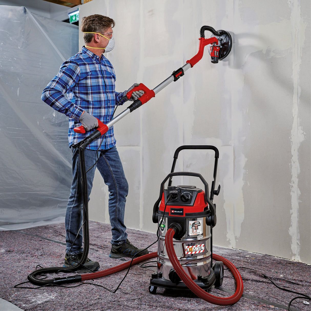 Aspirator umed/uscat Einhell TE - VC 2230 SACL, 1.400 W, 220 mbar, raza de operare 8 m, filtru plisat HEPA inclusiv sistem de curatare a filtrului, recipient de 30 l, clasa de protectie la praf L, priza automata de 2.000 W Einhell - scule electrice si unelte profesionale - BricoMart