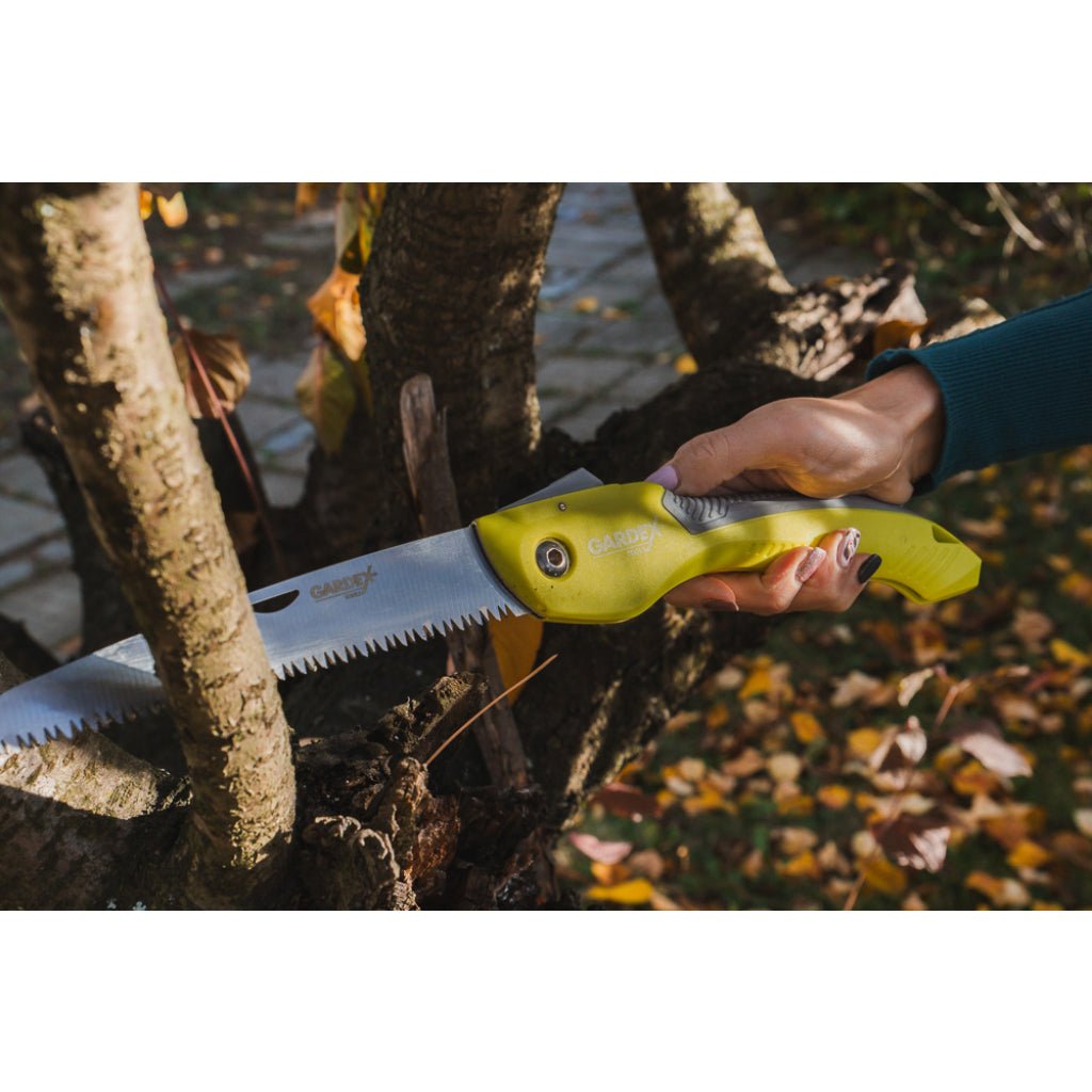 GARDEX Fierăstrău de grădină pliabil FOREST GX FOREST GX este un fierăstrău de grădină pliabil, echipat cu o lamă flexibilă de 210 mm, realizată din oțel japonez SK5, Gardex - scule electrice si unelte profesionale - BricoMart