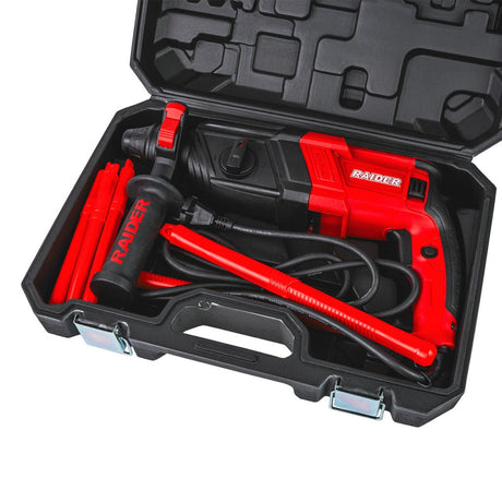 RAIDER Ciocan rotopercutor 800W 26mm 2.8J 4 funct. valiza RD - HD62 Energie de impact: 2.8 J – oferă puterea necesară pentru a găuri cu ușurință în beton Sistem SDS - plus – permite schimbar Raider - scule electrice si unelte profesionale - BricoMart