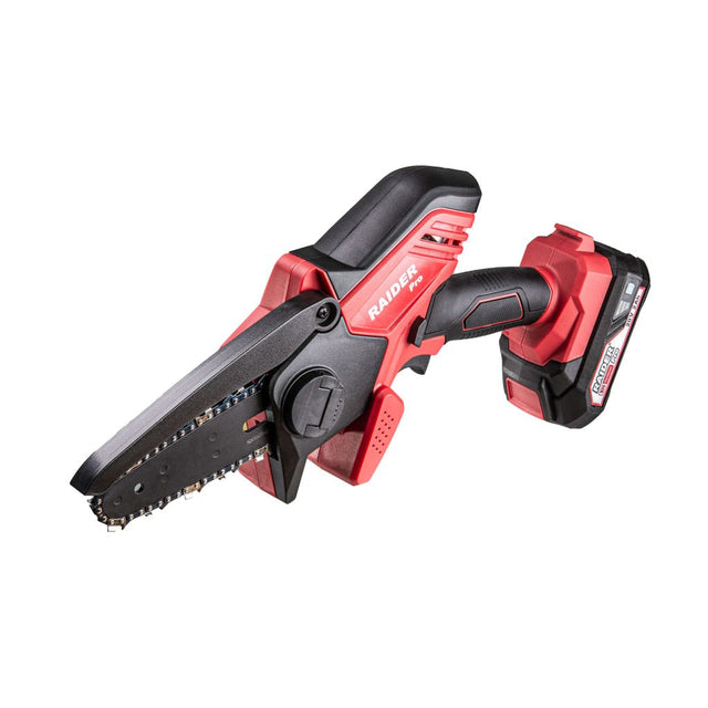 RAIDER R20 Ferastrau electric cu lant 120mm 1x2Ah RDP - CGP20 Design modern care încorporează un mâner auxiliar confortabil cu un strat anti - alunecare din cauciuc moale Buton pentru Raider - scule electrice si unelte profesionale - BricoMart