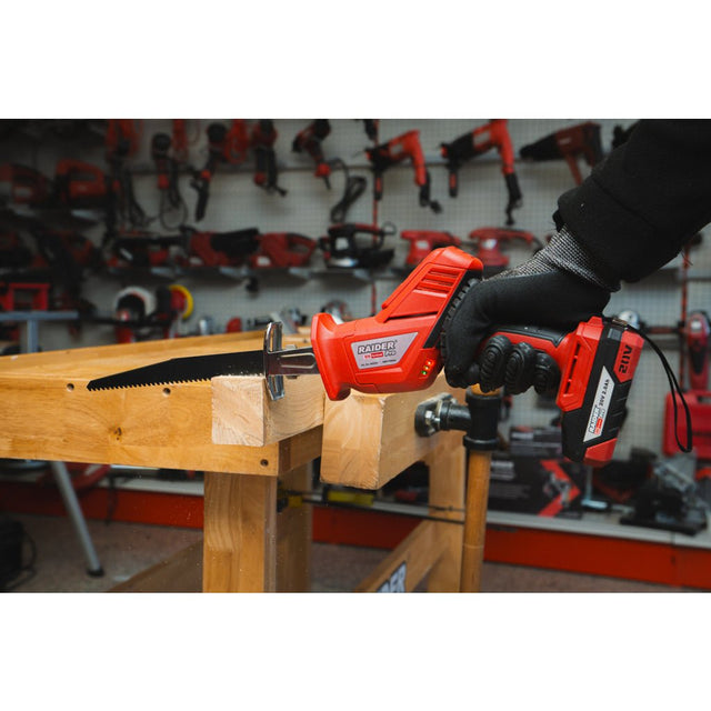 RAIDER R20 Fierastrau sabie prindere rapida Solo RDP - PRS20 Sistem de schimbare rapida a accesoriilor Corp compact Buton de actionare cu reglaj sensibil al vitezei Raider - scule electrice si unelte profesionale - BricoMart