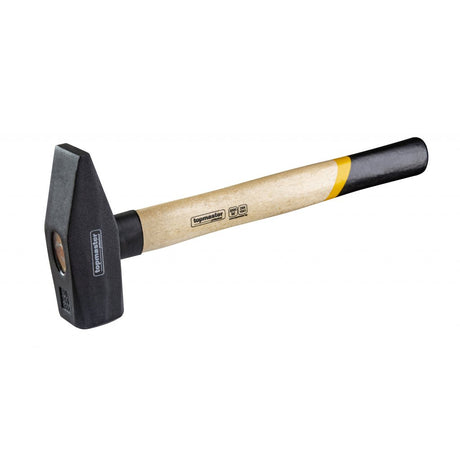 TOP MASTER PRO Ciocan lacatus cu maner lemn 2000g TMP Capul ciocanului este fabricat din oțel C45 călit prin inducție Mâner ergonomic din lemn Marginile rotunjite Standard de Top Master Pro - scule electrice si unelte profesionale - BricoMart