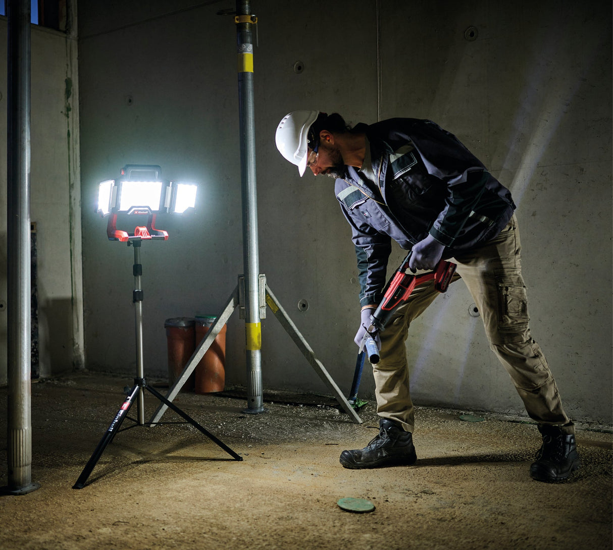 Tripod Einhell Tripod 85 - 170 cm - inaltime max. 1.7 m, inaltime reglabila, adaptor 1/4", adaptor 5/8" BricoMart - scule electrice si unelte profesionale - BricoMart